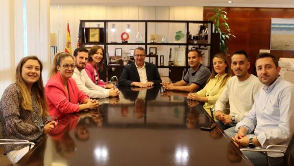 La nueva junta de Jovempa Marina Baixa se reúne con el alcalde y la concejal de Empleo