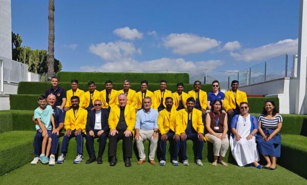 El equipo de Cricket del Papa “St. Peter’s Cricket Club – Vatican” con los niños de la Fundación para el daño cerebral UNER, en el Colegio Lope de Vega 