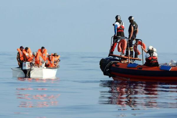 Rescatan a ocho migrantes del agua a 26 millas de Benidorm y buscan a otros tres 