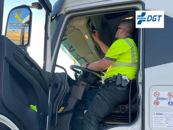 La Guardia Civil detiene a un camionero por uso fraudulento de la tarjeta del tacógrafo en un control en Torrevieja 