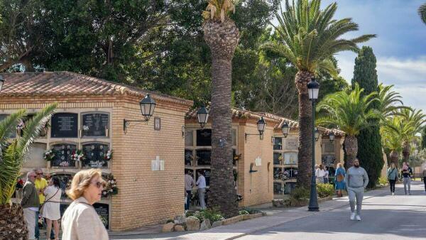 El cementerio Sant Jaume amplía su horario durante el verano 