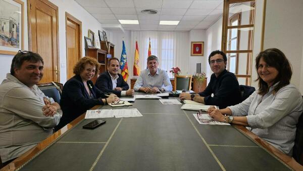 El Ayuntamiento de Villajoyosa y la Cámara de Comercio de Alicante acuerdan firmar un convenio para ofrecer cursos de formación para los jóvenes vileros