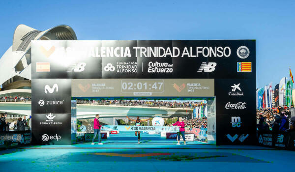 Sisay Lemma bate el récord del Maratón Valencia con 2:01:48