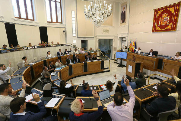 El pleno de la Diputación de Alicante muestra su rechazo a la OPA hostil de BBVA sobre Sabadell