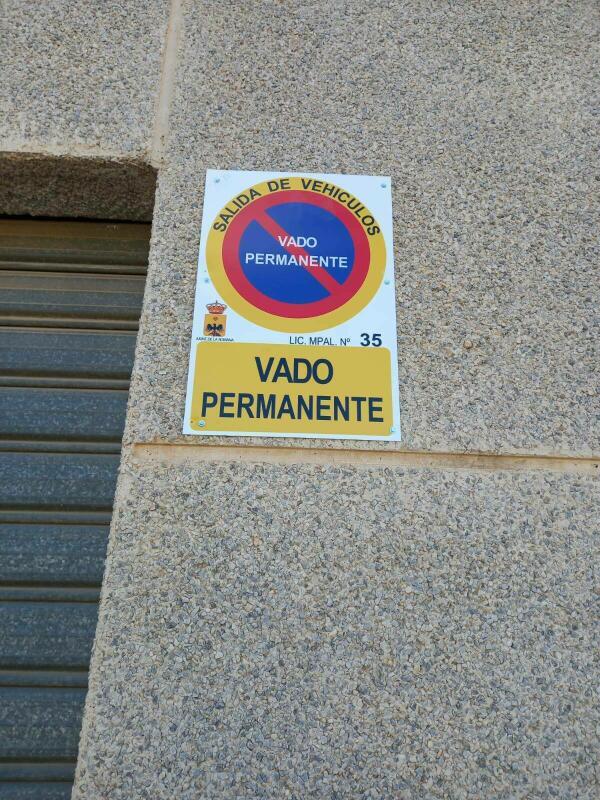 El Ayuntamiento de La Romana accede a poner en una casa una señal de vado en español