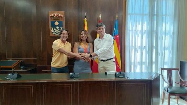 El Alcalde Marcos Zaragoza y el concejal de Deportes, Peyo Lloret, reciben a la arquera vilera Natalia Sánchez, campeona de España de tiro con arco en la categoría de cadete