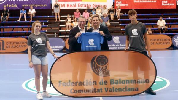 La mitad del título de campeón del torneo GTH de balonmano disputado en Benidorm viaja a Alemania y la otra se queda en la provincia