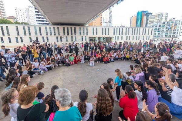Un ‘Flashmob’ ante el Ayuntamiento de Benidorm reivindica el Día Internacional de la Danza