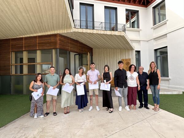 8 estudiantes de la Escuela de Adultos de La Nucía se gradúan en ESO