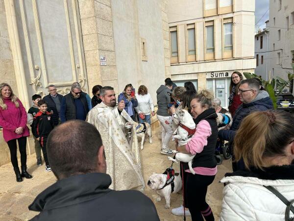 La bendición de animales de “Sant Antoni” se celebró ayer por la mañana