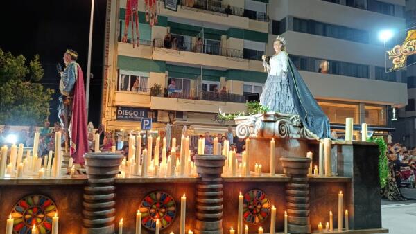 La Reina Cristiana, María Muñoz, de la compañía Contrabandistas, deslumbró con más de 200 velas sobre su carroza en el desfile cristiano
