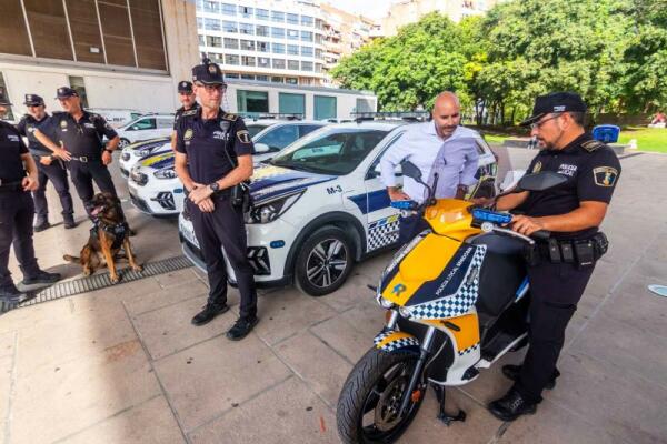 El Ayuntamiento de Benidorm testa un modelo de motocicleta eléctrica para incorporar a la Policía Local