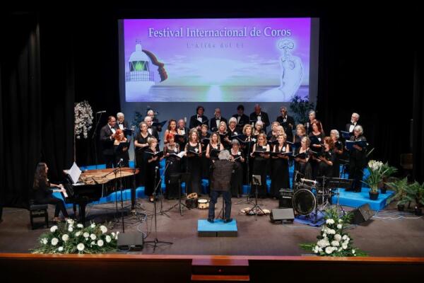 Arques alienta a la Asociación Filarmónica L'Alfàs Canta  a seguir fomentando la música 