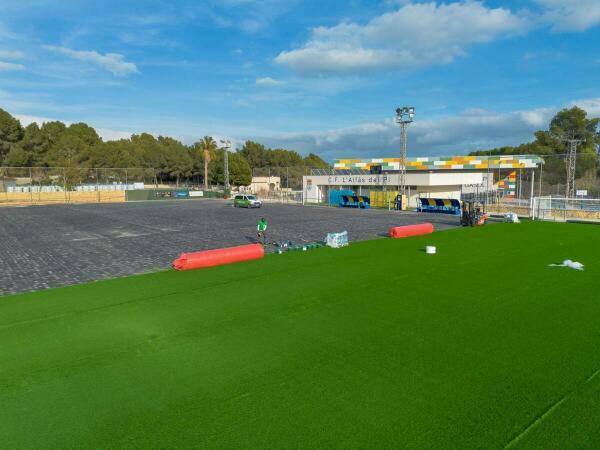 En marcha las obras de renovación del  campo de césped artificial del polideportivo de l’Alfàs