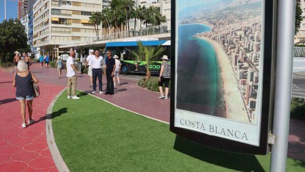 Benidorm avanza en la restauración paisajística del paseo de Poniente con la instalación de césped artificial y nuevas plantaciones  