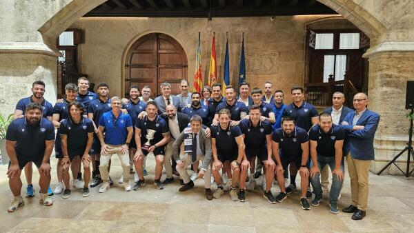 El Presidente de la Generalitat, Carlos Mazón, recibe a los jugadores del Huesitos La Vila para felicitarles por su ascenso a la primera división nacional de rugby 