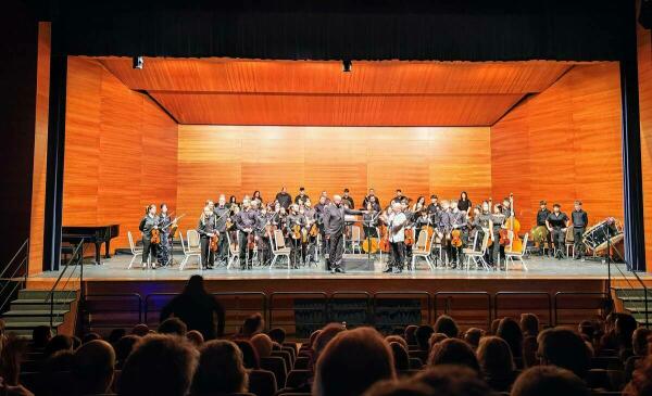 La Orquesta Sinfónica La Paz y el pianista István Székely pusieron en pie al público de l’Auditori 