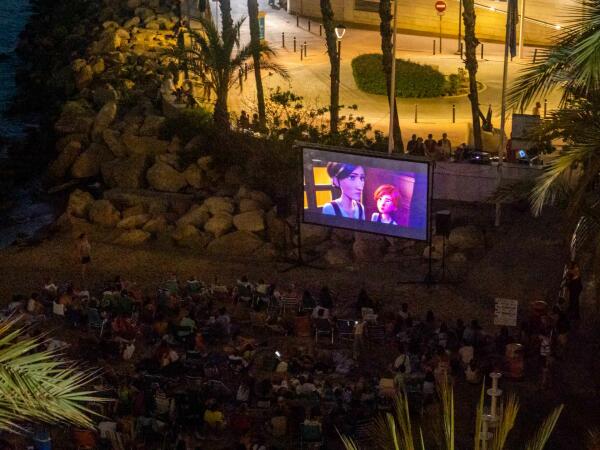El Mal Pas convertida en sala de cine abre el ciclo ‘Cine en la Playa’ en Benidorm