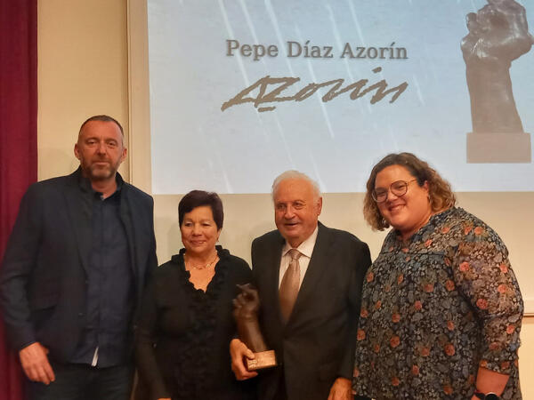 El escultor Pepe Azorín, alteano de adopción, reconocido con el premio Maisonnave de la Universidad de Alicante