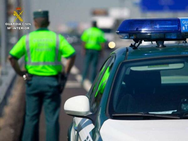 La Guardia Civil investiga a un conductor por falsificar la pegatina de la ITV