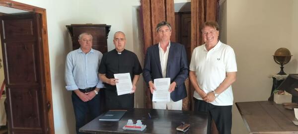 El Alcalde Marcos Zaragoza y el secretario de la Fundación Aragonés firman el convenio a partir del cual se construirá la Casa de la Música  