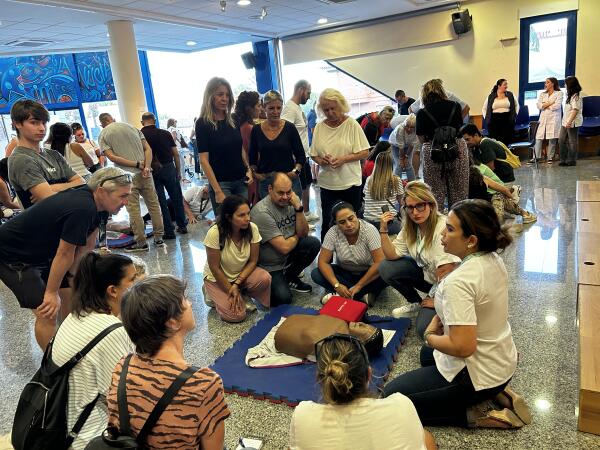 100 personas aprendieron sobre “reanimación cardiopulmonar” ayer en el Centre Juvenil