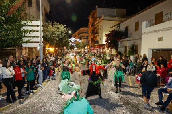 20 peñas participan en el Desfile del Humor celebrado anoche en las Fiestas de l’Alfàs 