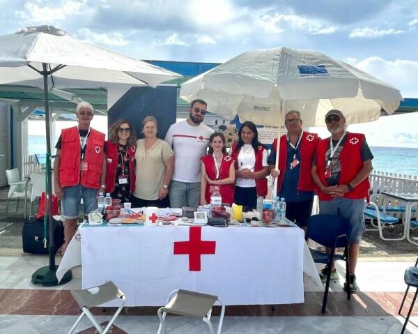 Cruz Roja lleva a la playa de l’Albir la campaña de sensibilización estival con un Taller de Estiramientos