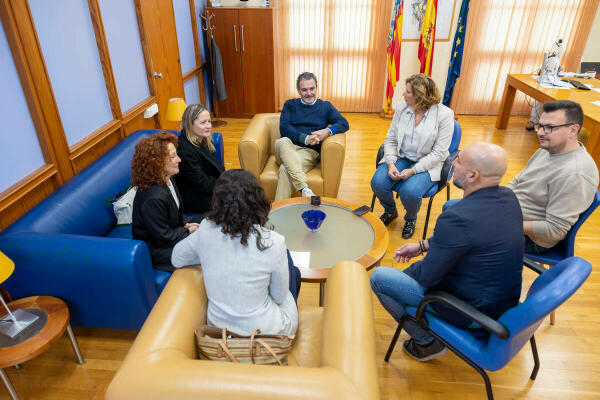 La nueva presidenta de la Asociación de Agencias de Viaje de Benidorm  se reúne con el alcalde de l’Alfàs