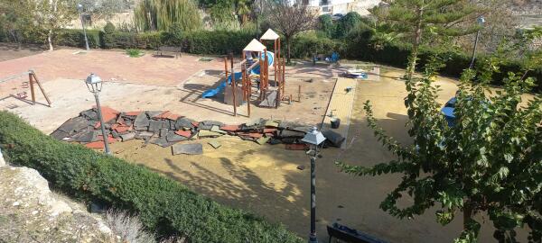 Se inician las actuaciones de rehabilitación del área de juegos infantiles del parque del río Amadorio