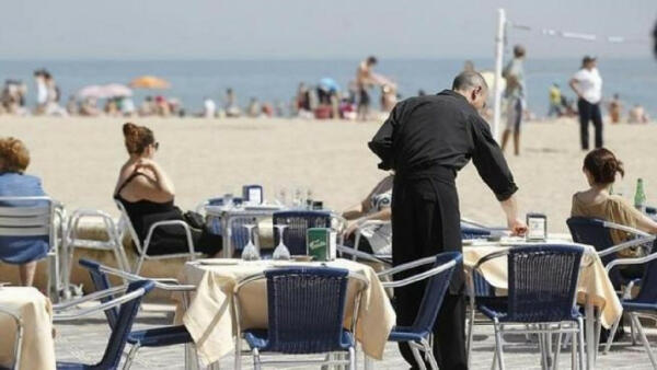 Hostelería y comercio copan más del 90% de los 71.095 empleos creados en junio en España 