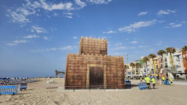El castillo de las fiestas de Moros y Cristianos instalado en la playa es el proyecto contratado y firmado por el anterior equipo de gobierno local 