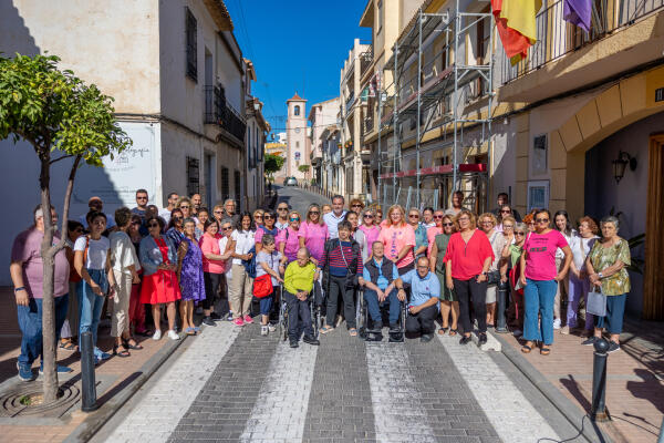 Más de medio centenar de personas participan en l’Alfàs en la lectura del manifiesto del Día del Cáncer de Mama 