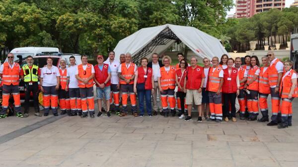 Cruz Roja presenta en Benidorm una nueva ambulancia y el amplio material de emergencias