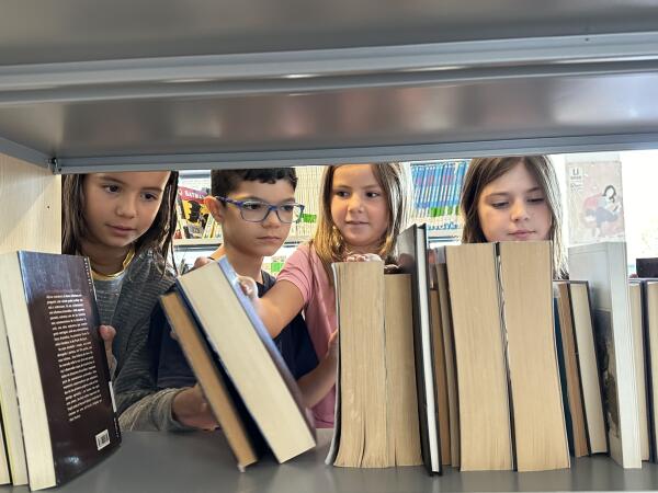 La Nucía conmemora el “Día Internacional de las Bibliotecas” con una visita escolar