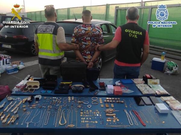 La Guardia Civil y la Policía Nacional han detenido a un varón por robo con fuerza en domicilio cuando intentaba abandonar el país con gran cantidad de joyas y dinero 