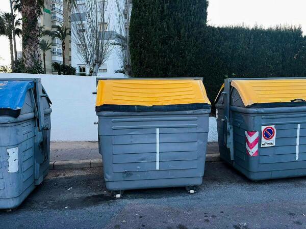 Benidorm sustituye contenedores de la basura por los de Alicante y el teléfono de incidencias remite a la capital 