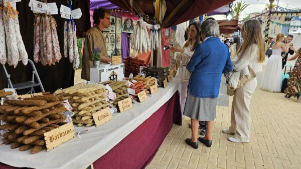 Vecinos y turistas visitan este fin de semana el Mercado Medieval de Villajoyosa 