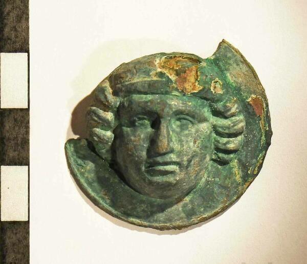 Un lictor y piezas de bronce de la época romana de la ciudad de Allon son halladas en las excavaciones en la zona de Plans de Villajoyosa