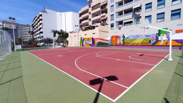 La Vila abre al uso público la renovada pista de baloncesto y el área de calistenia de la calle Ciudad de Requena