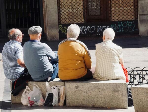 Los hábitos de la juventud y el envejecimiento: desencadenantes de las enfermedades oculares del siglo XXI