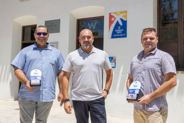 Las Oficinas de Turismo de l’Alfàs disponen ya de las nuevas tarjetas con código QR del servicio de taxis