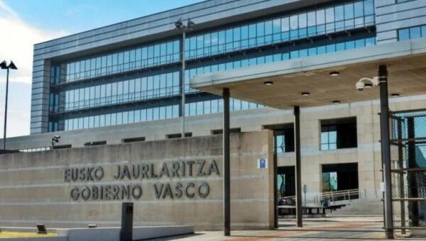 Dos niñas hispanohablantes no pueden ir al colegio desde hace casi dos meses, porque el Gobierno Vasco no quiere concederles una plaza en Modelo A, con las asignaturas en español.