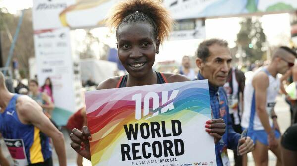 La keniana Agnes Jebet pulveriza el récord del mundo de 10K en Valencia 