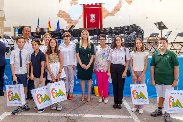 FINESTRAT CONMEMORA EL “NOU D’OCTUBRE, DIA DE LA COMUNITAT VALENCIANA” CON UN ACTO INSTITUCIONAL Y UNA ESPECIAL MENCIÓN AL POETA VALENCIANO VICENT ANDRÉS ESTELLÉS