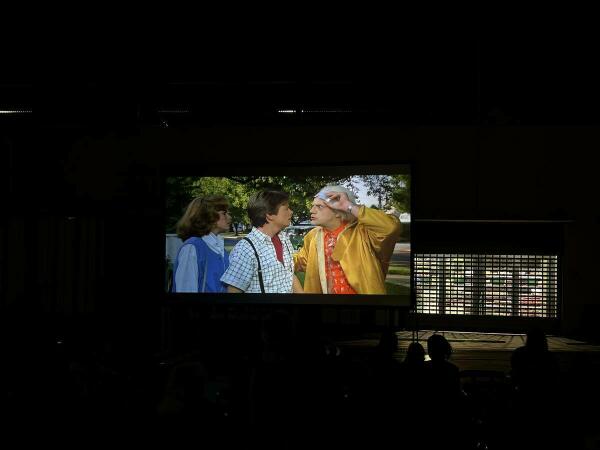 La 11ª película de cine estival, “Regreso al Futuro II” se proyectó anoche en la plaza del Sol