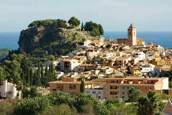 Ni Jávea ni Altea: el bonito pueblo alicantino que todavía no conocen los turistas y está al lado de las mejores playas