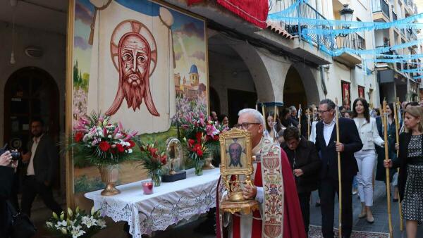 Benidorm muestra su devoción por la Santa Faz con la tradicional misa y romería por el casco antiguo