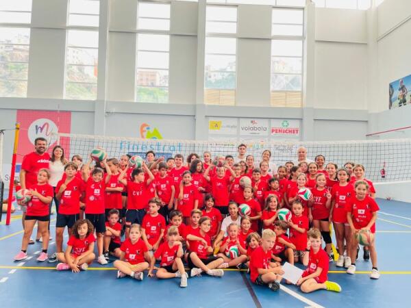 Más de 75 niños entre 5 y 14 años participan en el Campus de Voleibol Finestrat  