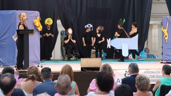 Asmibe celebra en el auditorio Óscar Esplá de Benidorm su XX Festival Benéfico de Convivencia